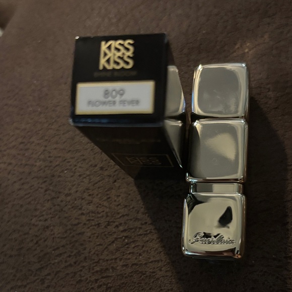 Guerlain KissKiss Shine Bloom Lipstick in flower fever - Picture 2 of 3